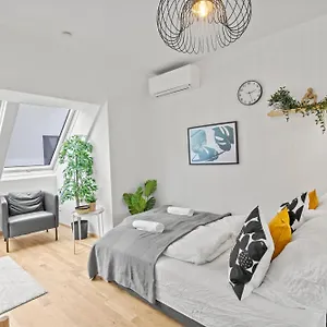 1 Min To Public Transport - 3 Min To Supermarket And Pharmacy - On-site Parking For 19,90 Eur Bécs